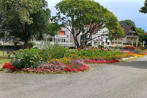 Ein Bild, das drau en, Wasser, See, Spiegelung enth lt.

Automatisch generierte Beschreibung
