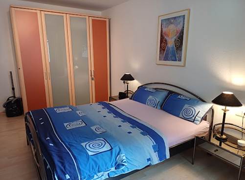 Ein Bild, das Im Haus, Wand, Bettwäsche, Bettdecke enthält.