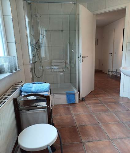 Ein Bild, das Im Haus, Wand, Boden, Kachel enthält.