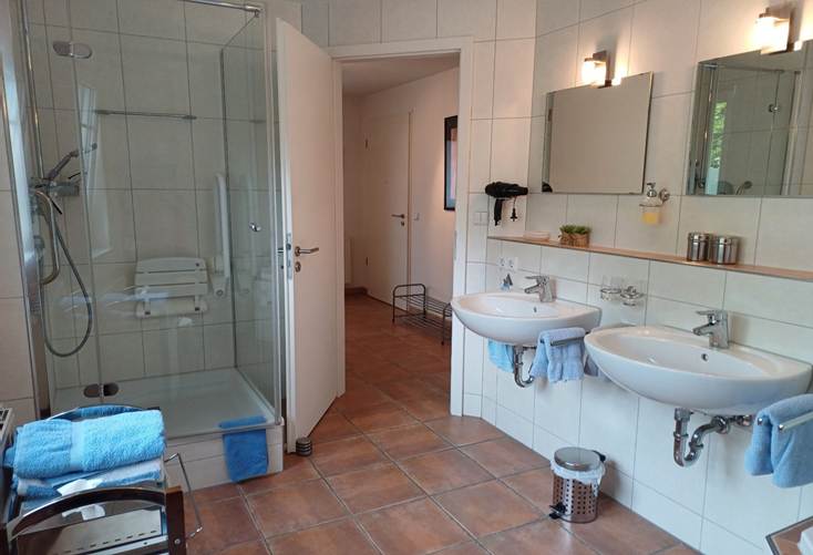 Ein Bild, das Wand, Im Haus, Installationszubehör, Badezimmer enthält.