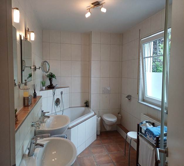 Ein Bild, das Im Haus, Wand, Deckenleuchte, Inneneinrichtung enthält.