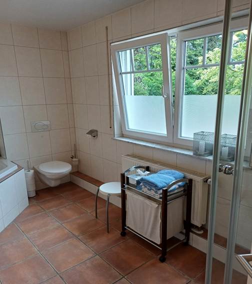 Ein Bild, das Im Haus, Gebäude, Tageslichtsysteme, Wand enthält.