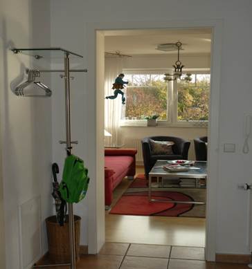 Ein Bild, das Wand, drinnen, Boden enthält.
Mit sehr hoher Zuverlässigkeit generierte Beschreibung