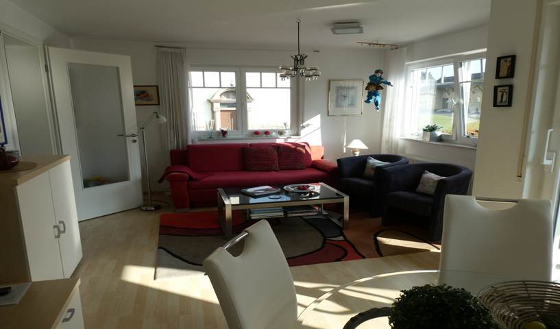 Ein Bild, das drinnen, Wand, Boden, lebend enthält.
Mit sehr hoher Zuverlässigkeit generierte Beschreibung