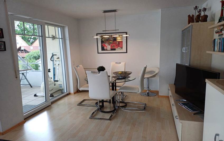 Ein Bild, das Im Haus, Wand, Decke, Inneneinrichtung enthält.
Automatisch generierte Beschreibung