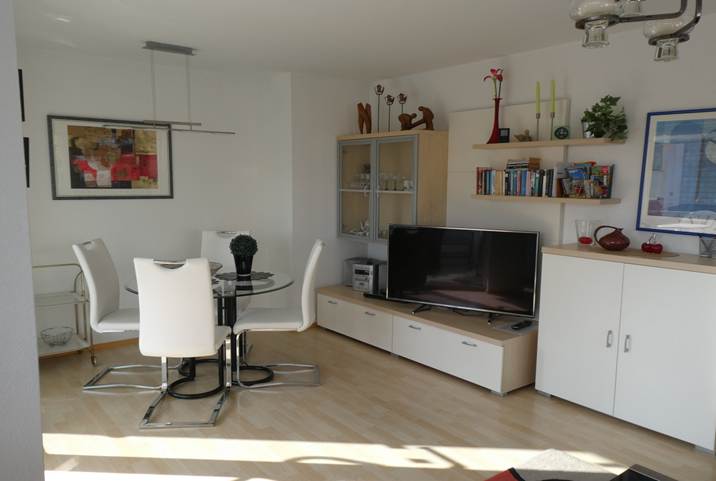 Ein Bild, das drinnen, Wand, Boden, Raum enthält.
Mit sehr hoher Zuverlässigkeit generierte Beschreibung