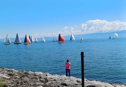 Ein Bild, das draußen, Himmel, Wasser, Segelboot enthält.
KI-generierte Inhalte können fehlerhaft sein.