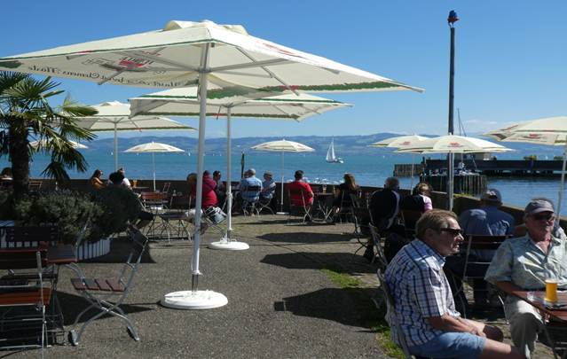 Ein Bild, das drauen, Person, Stuhl, Personen enthlt.

Automatisch generierte Beschreibung