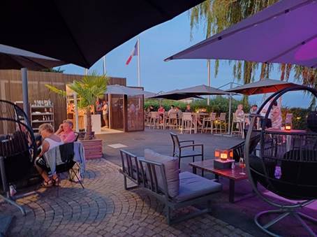 Ein Bild, das Tisch, draußen, Schattierung, Mobiliar enthält.
KI-generierte Inhalte können fehlerhaft sein.