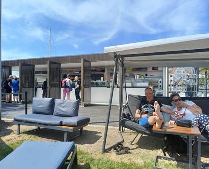 Ein Bild, das draußen, Himmel, Mobiliar, Schattierung enthält.
KI-generierte Inhalte können fehlerhaft sein.