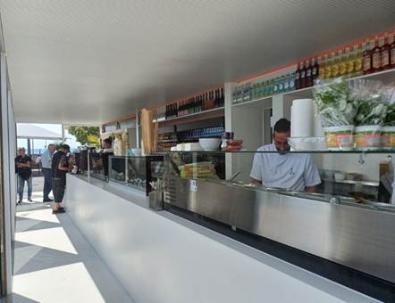 Ein Bild, das Person, Kleidung, Im Haus, Fastfood-Restaurant enth�lt.

KI-generierte Inhalte k�nnen fehlerhaft sein.